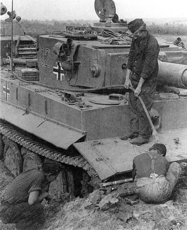Panzerkampfwagen-Tiger-tank-stuck-mud-re