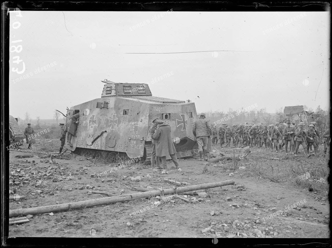 Bapaume, tank allemand capturé par les Néo-Zélandais. [légende d'origine]