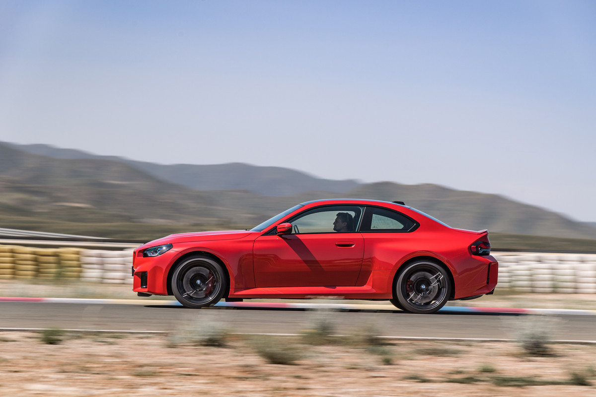 P90482755_highRes_the-all-new-bmw-m2-r