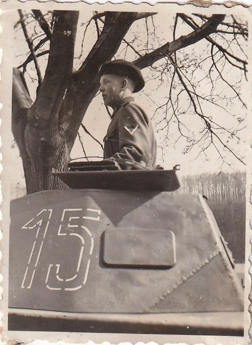 kleines Foto Panzerkommandant mit Panzer 2 WK
