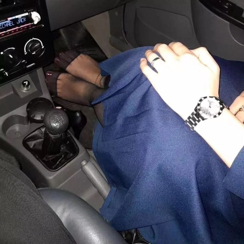 پاهای خانومش توی پراید عکسای خودتون رو دایرکت ارسال کنینصندل#جوراب#پا #فتیش#برده#ارباب#لیسیدن#دختر#ش