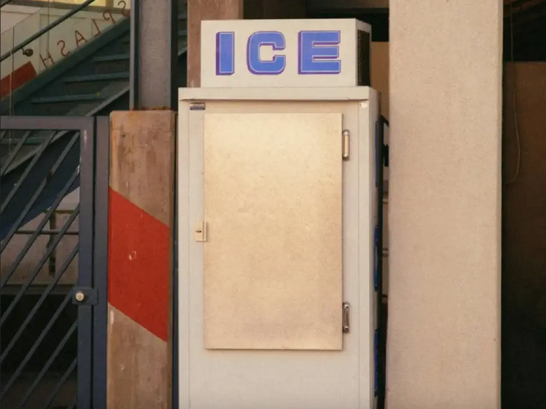 Hallan a niño muerto dentro de un refrigerador, se metió porque tenía calor