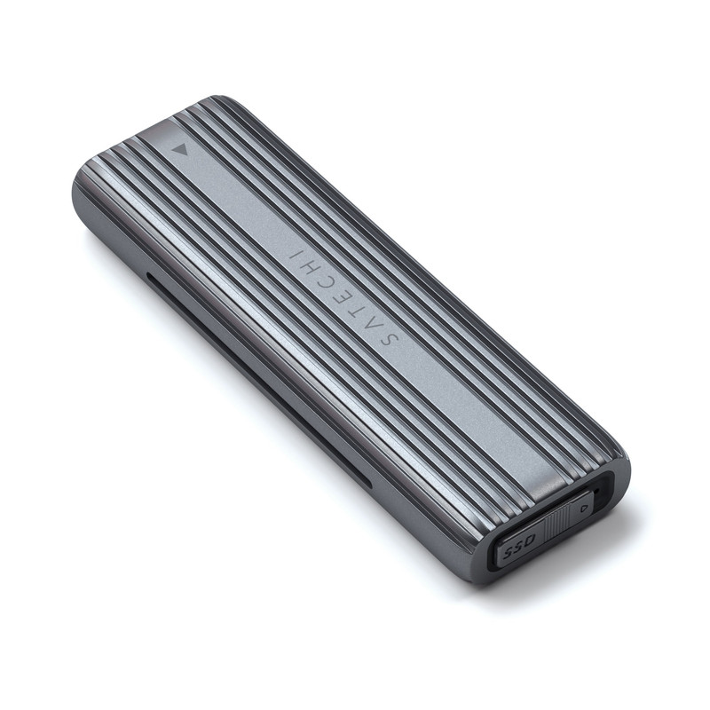 Carcasa Satechi para SSD conectada a una laptop.