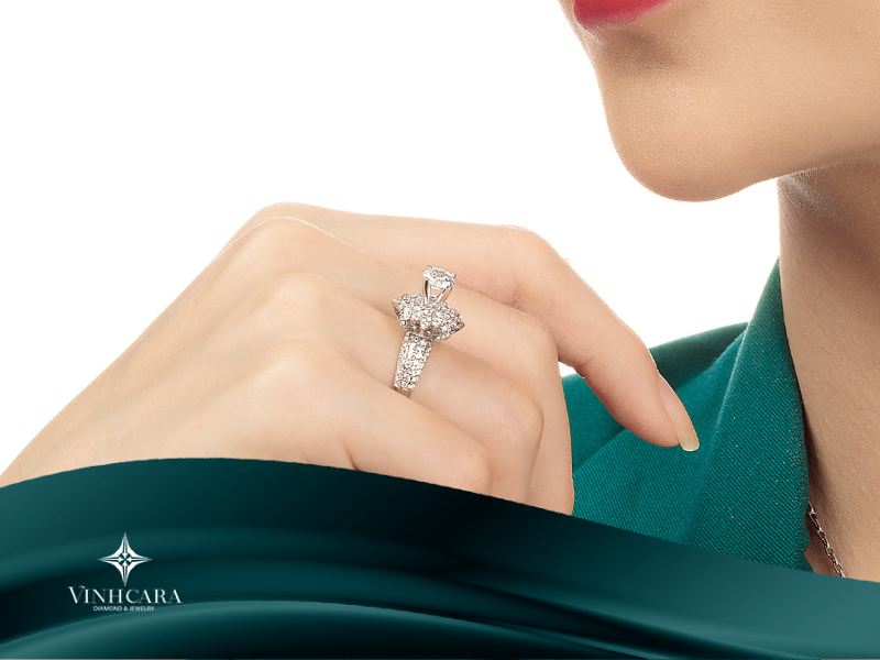 Trang sức Vĩnh Cara thu hút mọi ánh nhìn của mọi người xung quanh