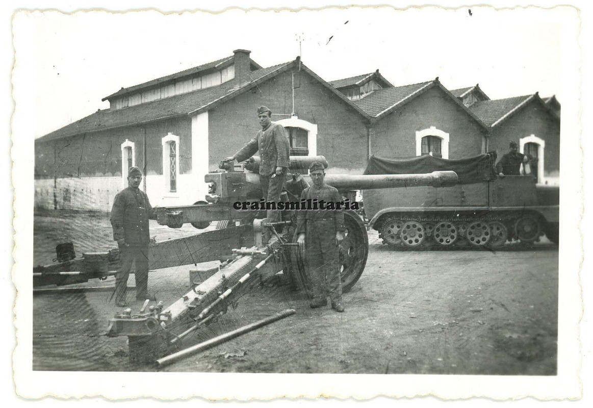 Orig. Foto Artillerie Geschütz Halbkette SdKfz in Kaserne BEAUNE Frankreich 1943 .