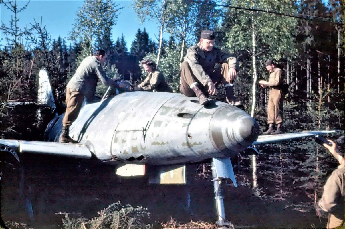 Messerschmitt-Me-262A1a-with-US-forces-near-Burgau-Germany-May-1945-01