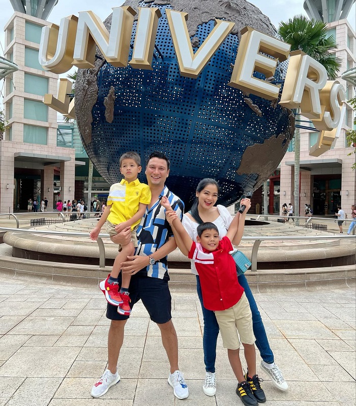 Titi Kamal ajak keluarga liburan ke Singapura.