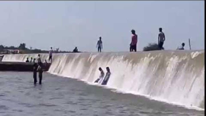 కోటపల్లి ప్రాజెక్టులో ఈతకు ఒకే కుటుంబానికి చెందిన నలుగురు మృతి. కోటపల్లి ప్రాజెక్టులో ఈతకు ఒకే కుటుంబానికి చెందిన నలుగురు మృతి.