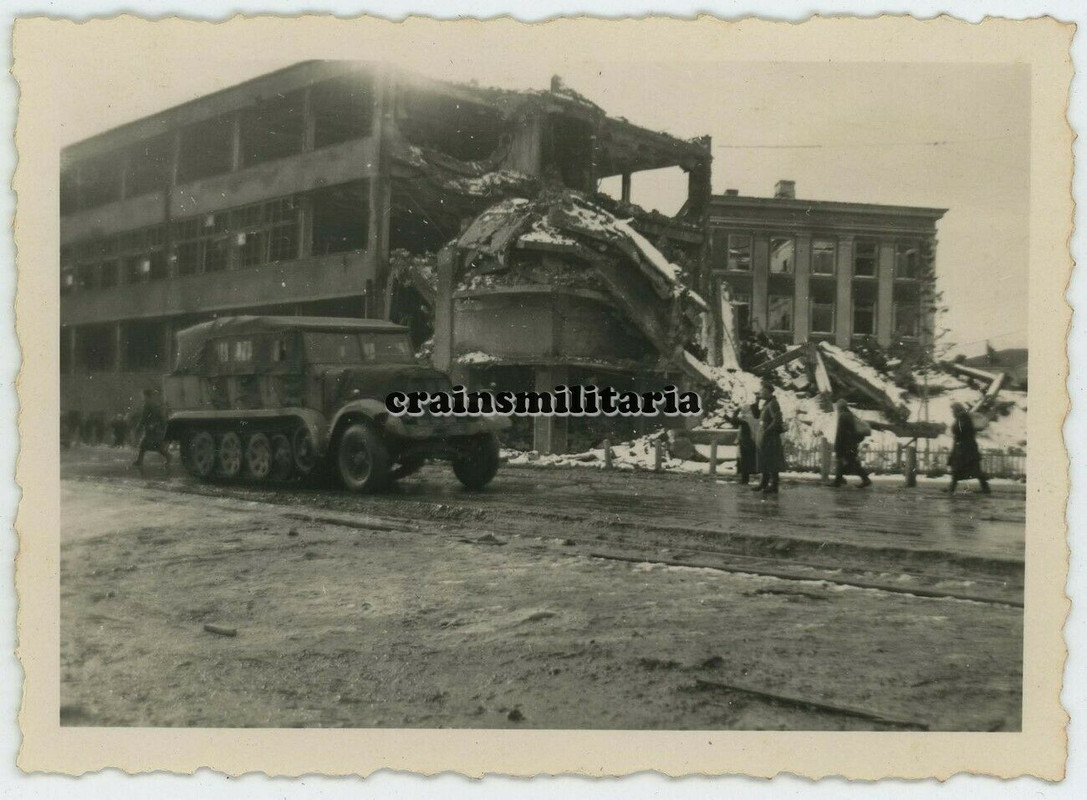 Orig. Foto SdKfz Halbkette am Prawda-Haus in zerstörtes SMOLENSK