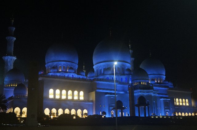 Día 1- Escala y noche en Abu Dhabi. Visita de Mezquita Sheykh Zayed - INDIA Y NEPAL POR LIBRE: 21 INTENSOS DIAS Y UNA TOTAL AVENTURA (1)