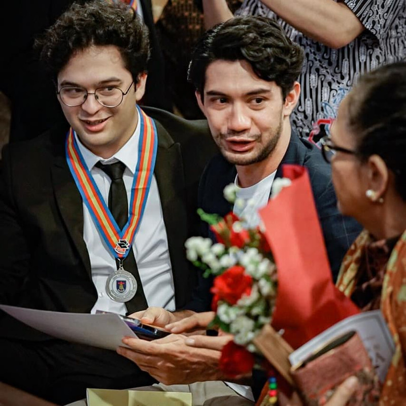 Kompaknya Reza Rahardian dan sang adik, David Jonathan menggoda sang ibunda