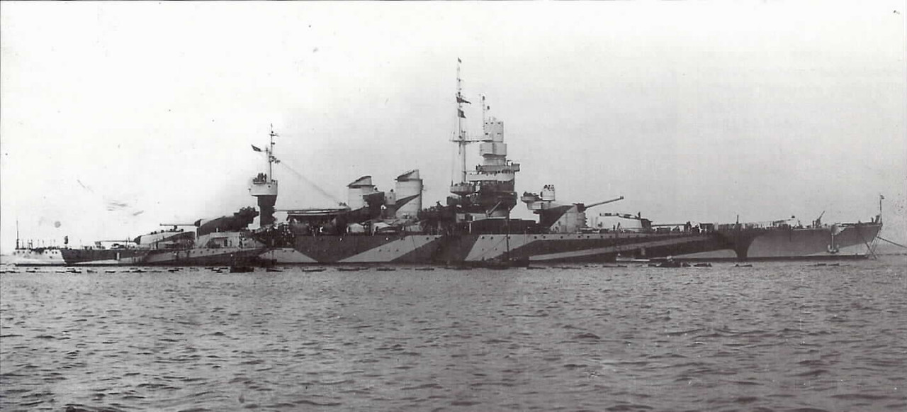 RN-Duilio-at-anchor-at-Taranto-on-28-May-1942.jpg