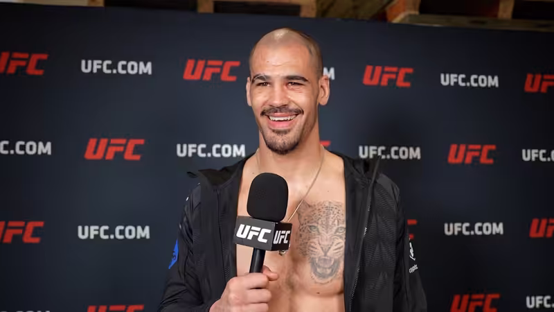 Юсри Белгаруи в спаринг с Гловър Тейшейра