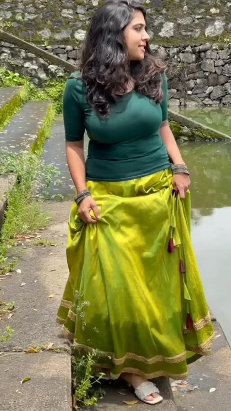 mallu vlogger big tits in green dress.mp4_snapshot_00.18.000