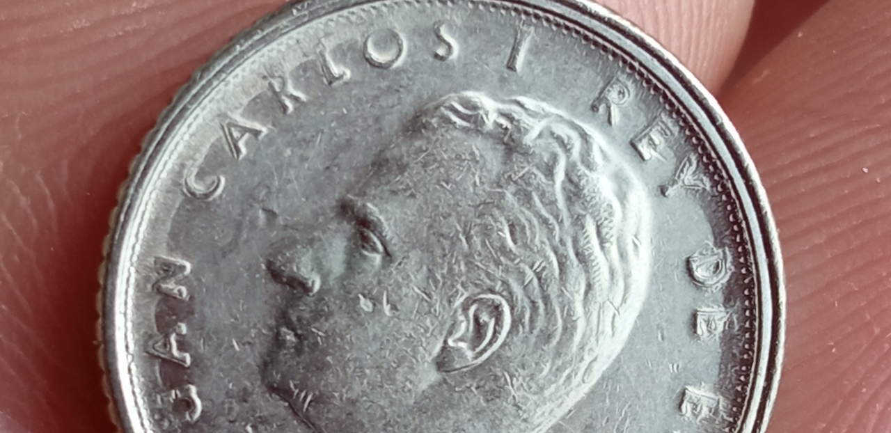 10 pesetas del Rey de 1992 con la leyenda pegada al borde. Zzzzz