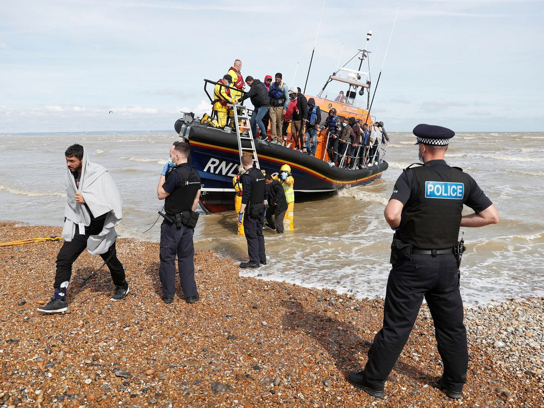 Más de 250 migrantes cruzaron el Canal de la Mancha, reporta Reino Unido