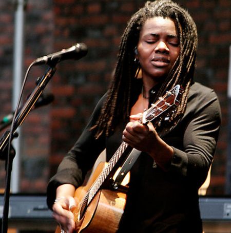 Tracey Chapman performing in the Billboard Music Awards