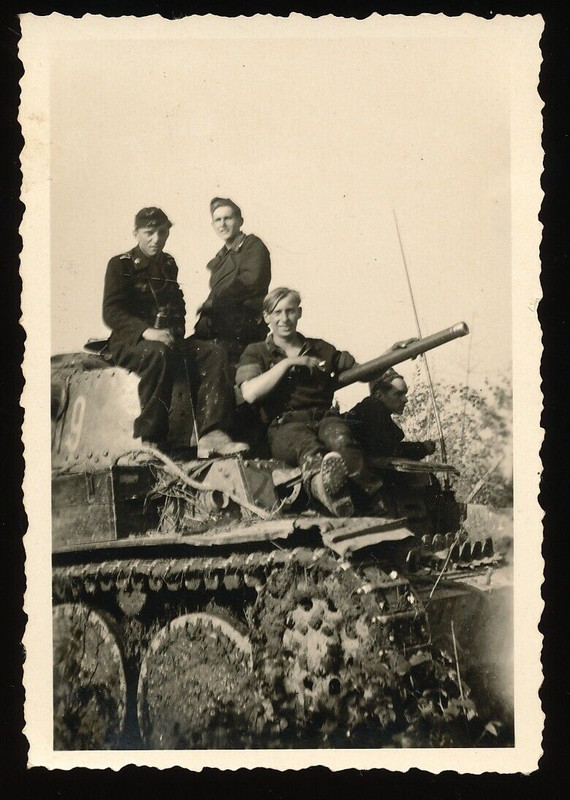 Foto - Deutsche Panzermänner mit Panzer -
