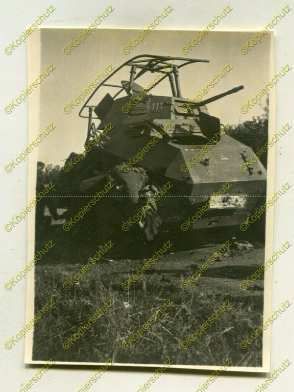 Foto, Wehrmacht, zerstörtes Sdkfz, Panzerfunkwagen bei Cherbourg