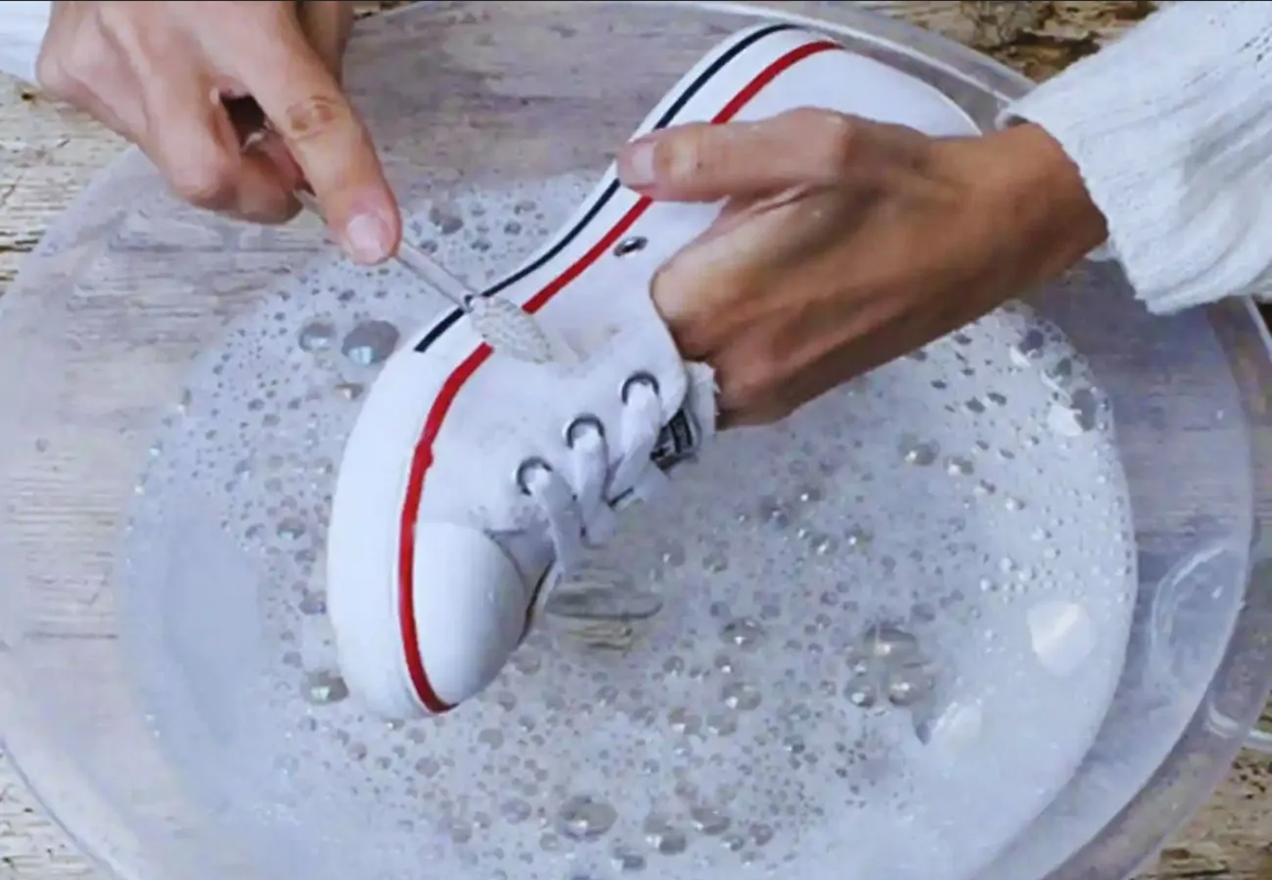 Así es como puedes quitar lo amarillo de los tenis con vinagre