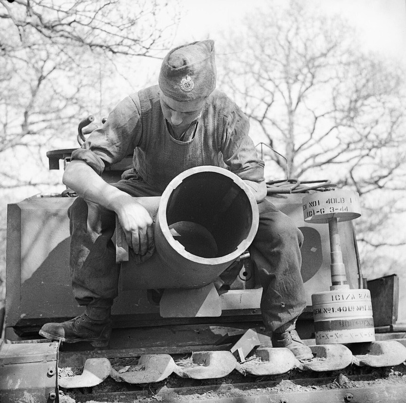 The_29cm_Petard_spigot_mortar_on_a_Churchill_AVRE_of_79th_Squadron,_5th_Assault_Regiment,_Royal_Engi