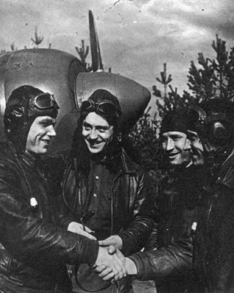 Kozhedub, a la izquierda de la imagen recibe las felicitaciones de sus camaradas por conseguir otra victoria. Al fondo su Lavochkin La-7 con el que consiguió 17 derribos Kozhedub, a la izquierda de la imagen recibe las felicitaciones de sus camaradas por conseguir otra victoria. Al fondo su Lavochkin La-7 con el que consiguió 17 derribos