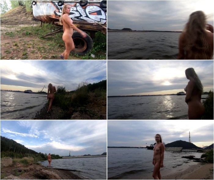 naked-girl-walking-in-the-port-3.jpg