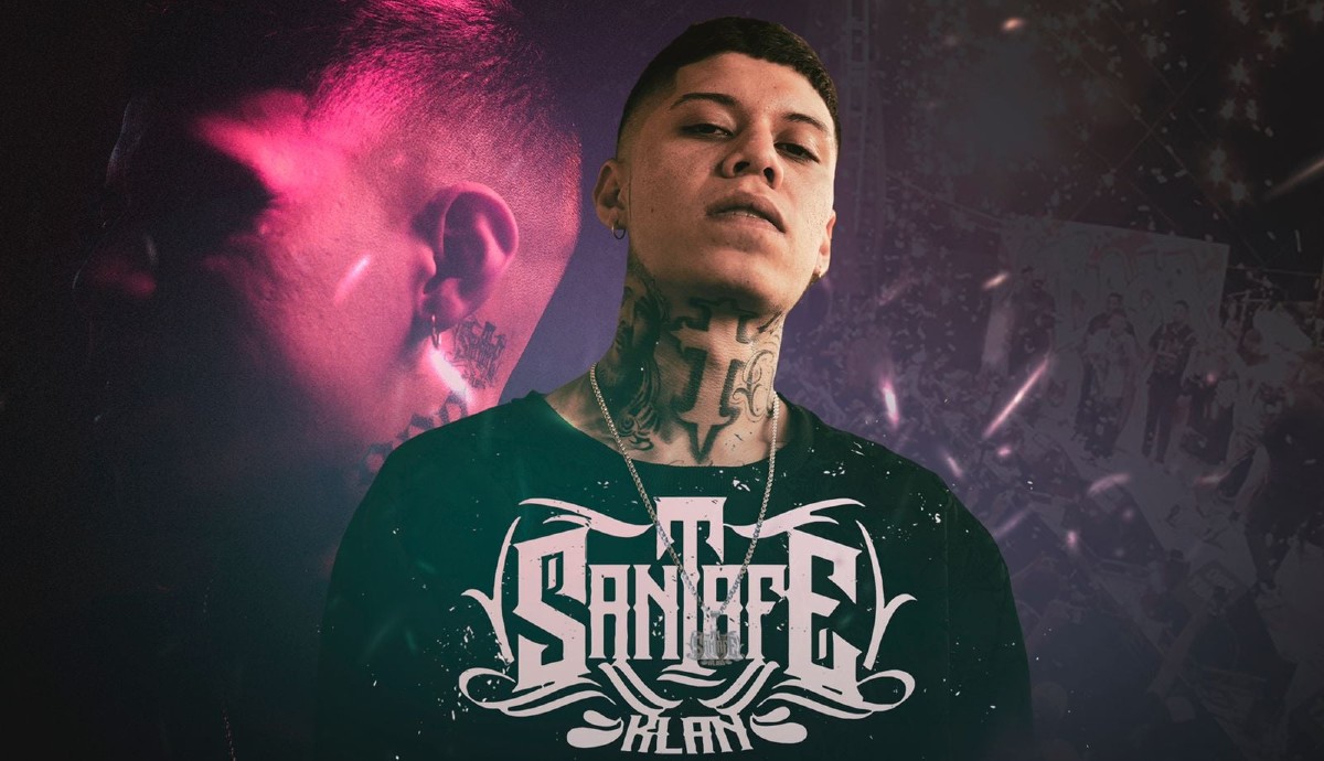 Le avientan celulares a Santa Fe Klan durante su concierto y así reacciona