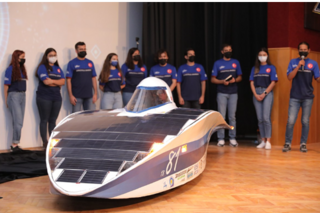 L’équipe Solar Team avec une de ses voitures solaires 