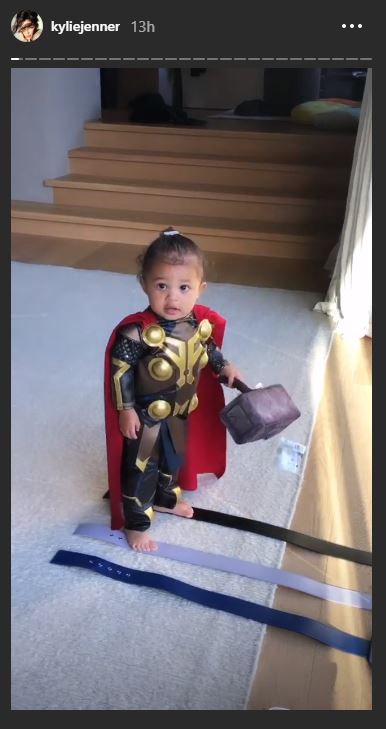 Stormi Webster memakai kostum Thor