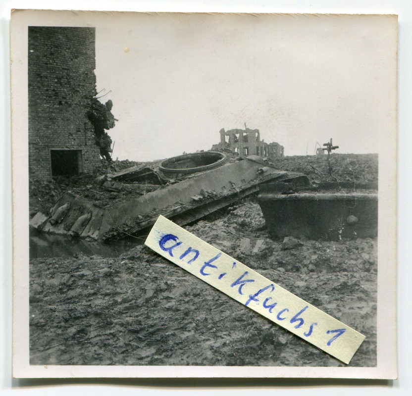 T-34 Panzer Reste in der total zerstörter Stadt Kirisschi in Ruß