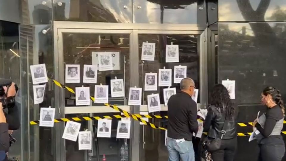 Fredid Román: Periodistas cierran de manera simbólica la FGR; exigen justicia