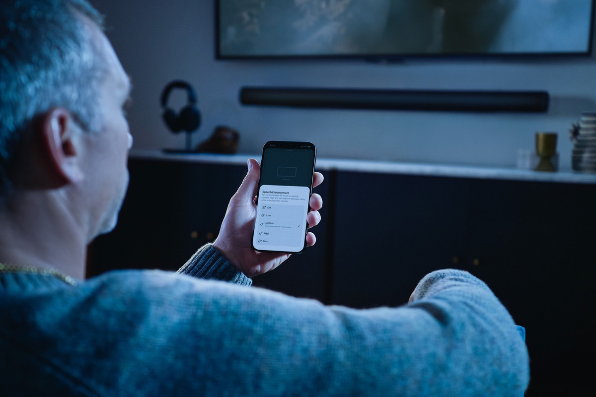 Barra de sonido Sonos Arc en un elegante salón debajo de un televisor.