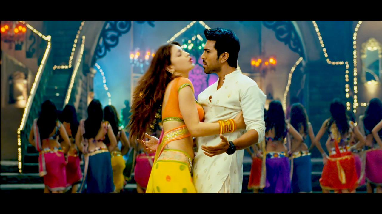 Shruti Haasan From Yevadu Hot Song 4K.mp4_snapshot_03.55.922