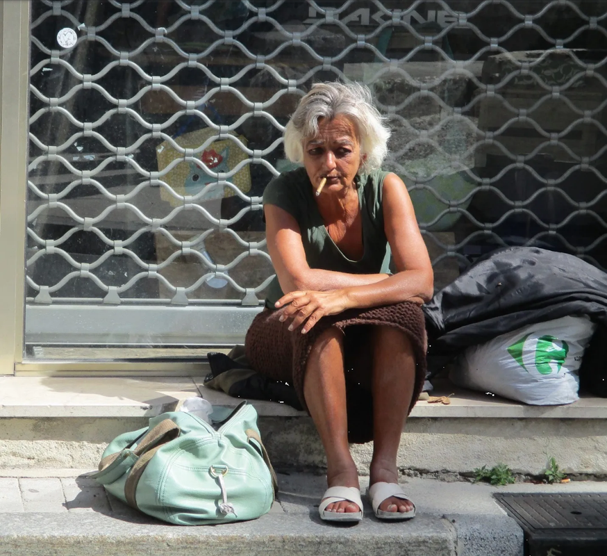 Mujer agrede a persona sin hogar en Luisiana, se hace viral y la despiden