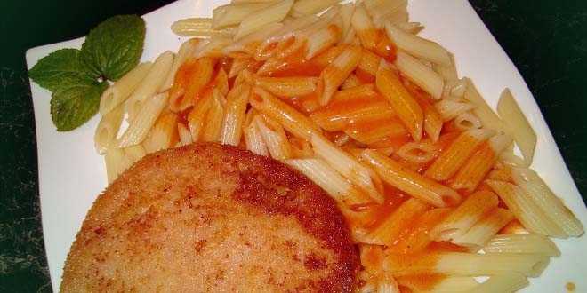 DDR Jägerschnitzel an Penne Rigate und Tomatensoße