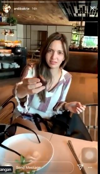 Nia Ramadhani menyerah tak tahu cara mengupas salak