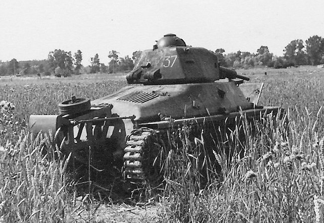 Vista posterior de un tanque del ejército francés Hotchkiss H35 en un campo de trigo