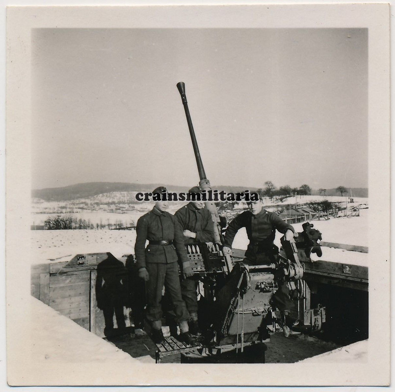Orig. Foto Jugend Flakhelfer Junge in Flak Geschütz Stellung Granate Munition