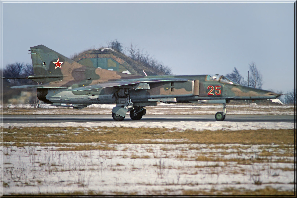 296 APIB MiG-27D 25 Red_61912555163, Winter 1992-1993_2