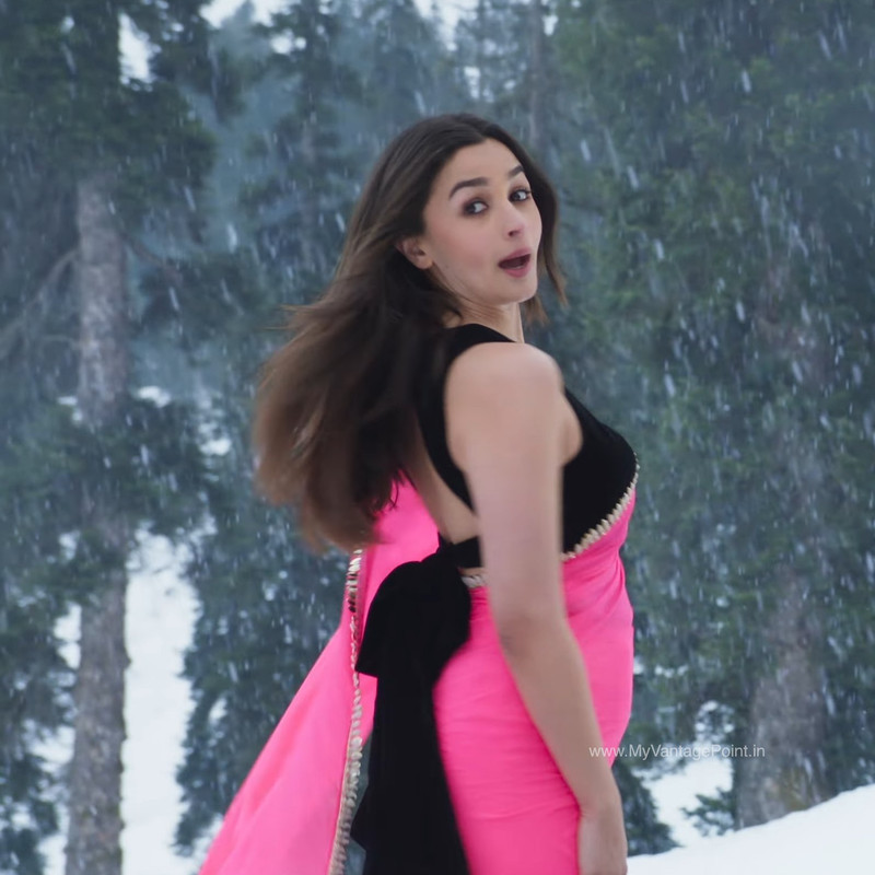 sexy-hd-wallpaper-of-alia-bhatt-in-rocky-aur-rani-ki-prem-kahani-2023