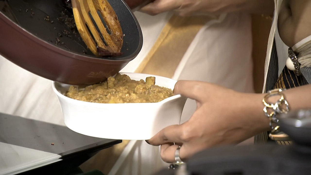 Sadhika Venugopal Big Navel Closeup.mkv_snapshot_00.14.078