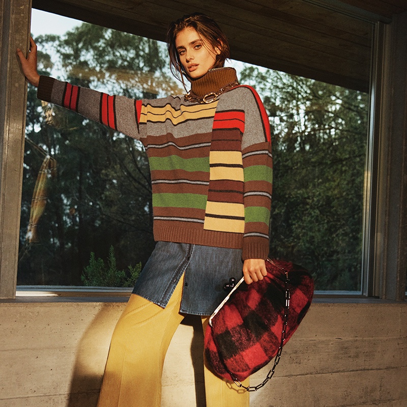 Weekend Max Mara, la campagna FW22-23 con Taylor Hill 