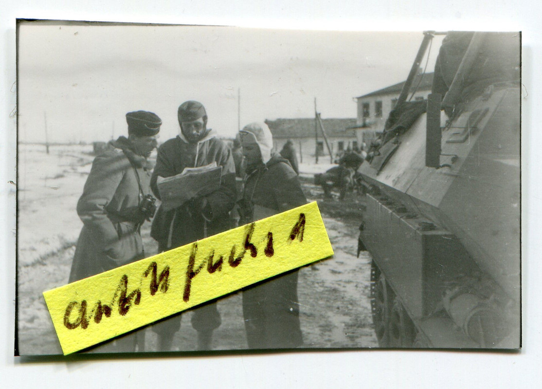 Schützen-Panzer bei Gefechts-Besprechung an der Front im 2.WK