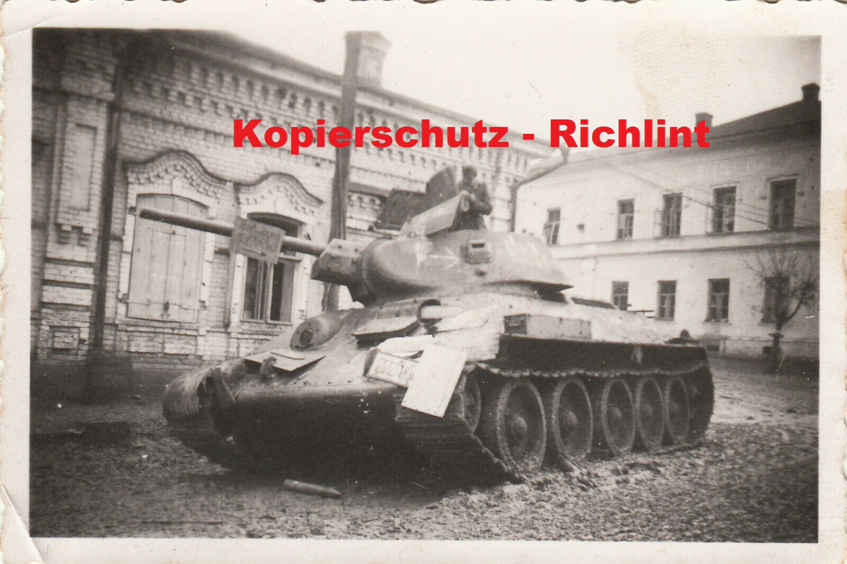 Wehrmacht Rußland schwerer russischer Panzer T-34 als Wegweiser 