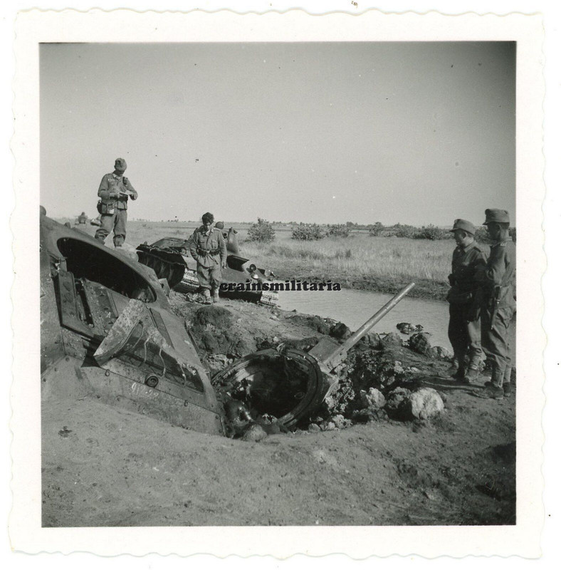 Orig. Foto zerstörte Beute Panzer T-34 Tank bei KURSK Zitadelle Russland 1943.