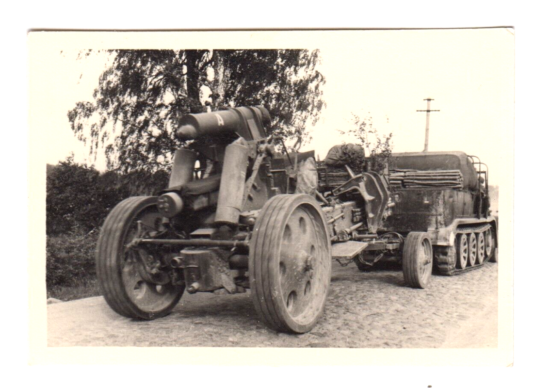Foto Wehrmacht Halbketten Zugmaschine mit Geschütz schöne Aufnahme