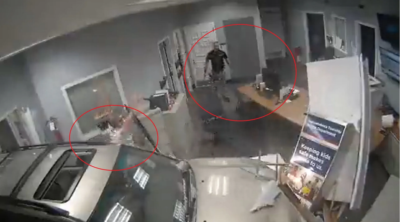 Choque criminal, hombre intenta destruir comisaría en Nueva Jersey: video