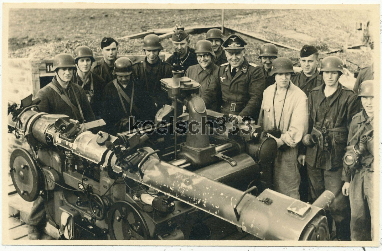 Foto Offizier und Soldaten der Luftwaffe am Flak Kommandogerät Penmarch France
