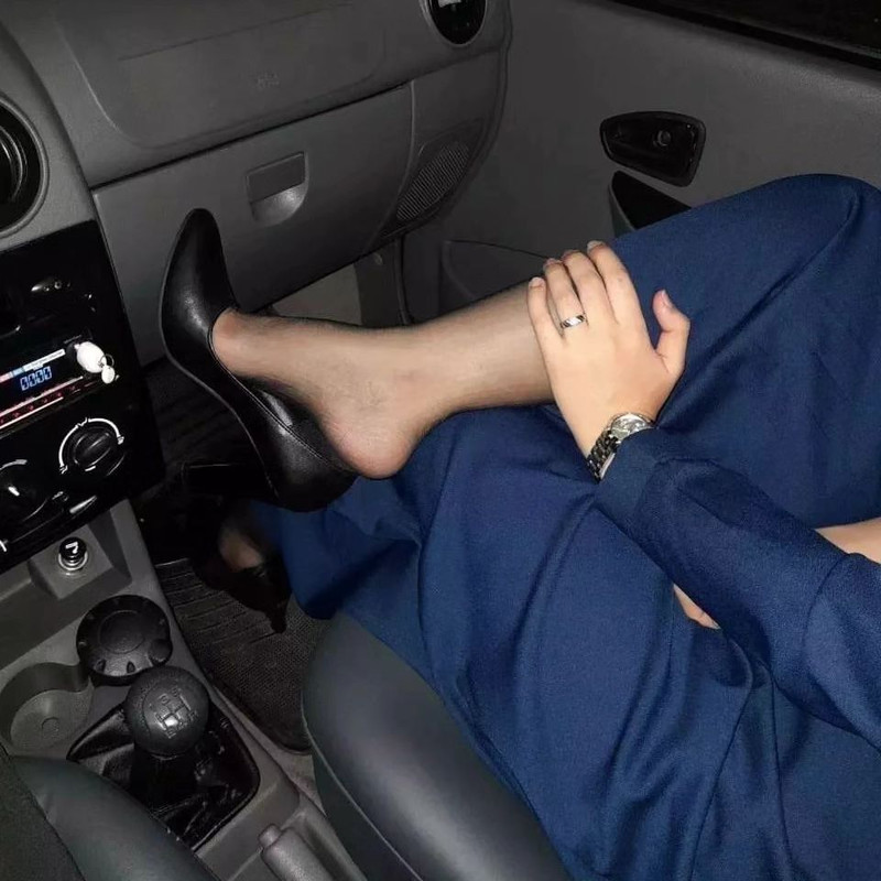 پاهای خانومش توی پراید عکسای خودتون رو دایرکت ارسال کنینصندل#جوراب#پا #فتیش#برده#ارباب#لیسیدن#دختر#ش